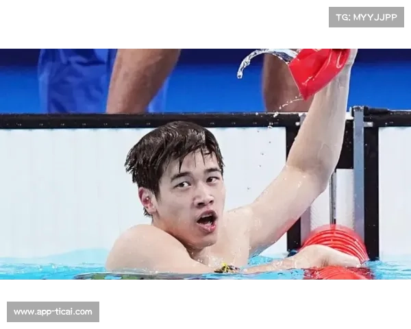 潘展乐眼中的偶像：孙杨帮他贴好“第一名”的传承瞬间